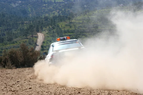 Rallye-Auto auf einem Feldweg — Stockfoto
