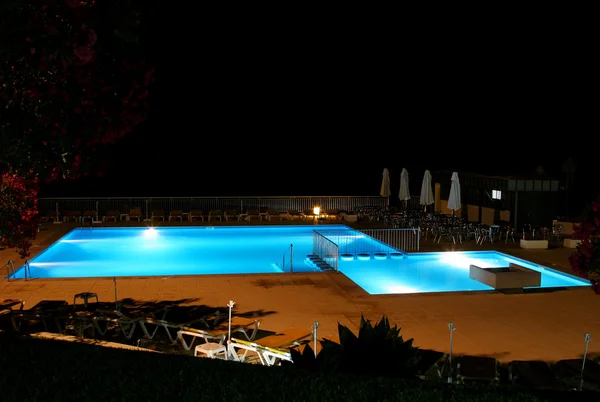 Vista a la piscina por la noche — Foto de Stock