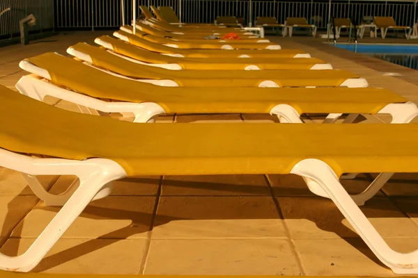 Camas de sol à beira da piscina — Fotografia de Stock