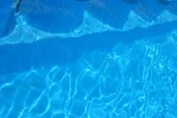 Vista para a piscina com formas de piscina redondas — Fotografia de Stock