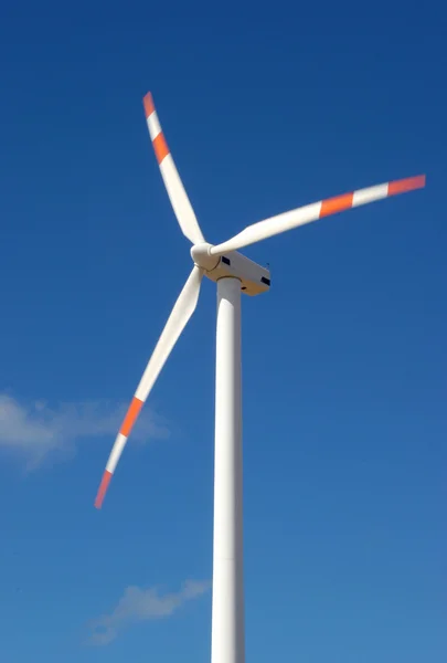 Wind mill power generator against blue sky — Stock Photo, Image