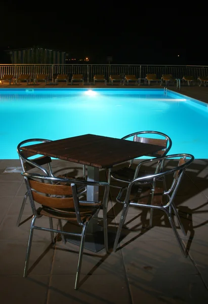 Mesa y sillas junto a la piscina — Foto de Stock