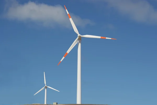 푸른 하늘에 대 한 2 개의 바람 밀 전력 발전기 — 스톡 사진