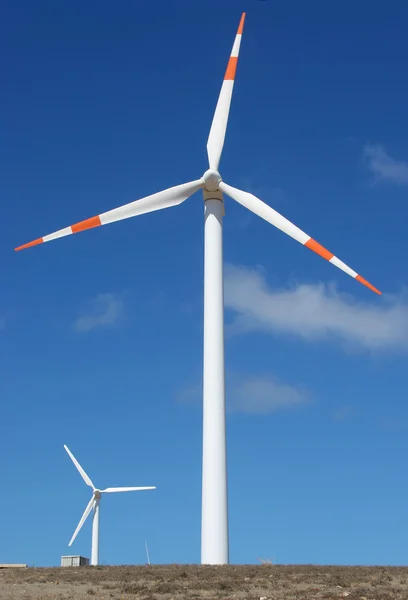 푸른 하늘에 대 한 2 개의 바람 밀 전력 발전기 — 스톡 사진