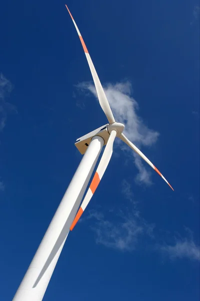 Perspectief van de molen macht windgenerator tegen blauwe hemel — Stockfoto