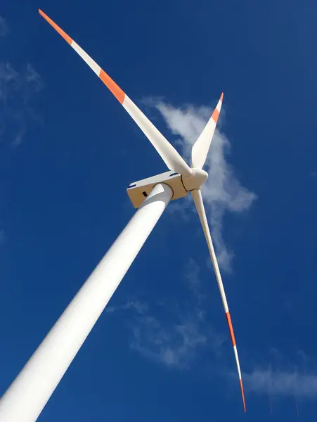푸른 하늘에 대 한 풍력 공장 발전기의 관점을 — 스톡 사진