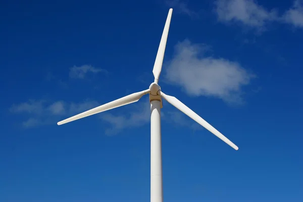 Molen macht windgenerator tegen blauwe hemel — Stockfoto