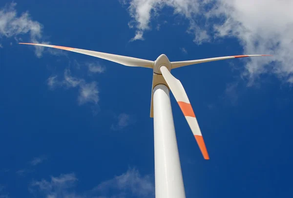 Up perspective of wind mill power generator against blue sky — Stock Photo, Image