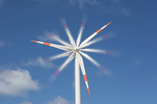 Molen macht windgenerator tegen blauwe hemel — Stockfoto