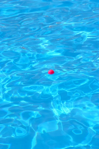 Acqua della piscina con una palla rosa al centro — Foto Stock