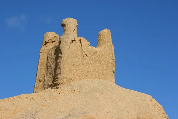 Mavi gökyüzü ile Kumdan kale — Stok fotoğraf