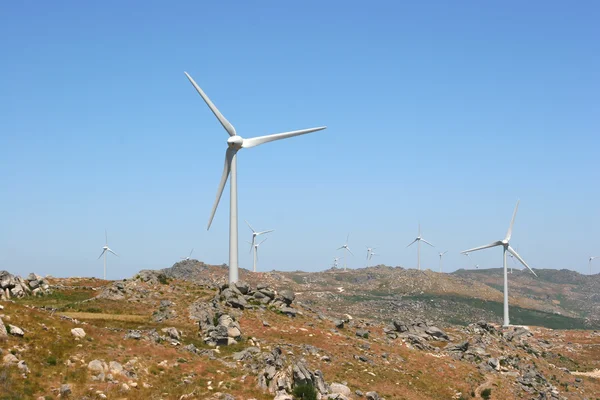 Macht generatoren windpark tegen blauwe hemel — Stockfoto