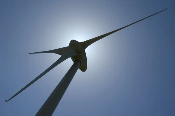 Wind molen power generator met achtergrondverlichting — Stockfoto