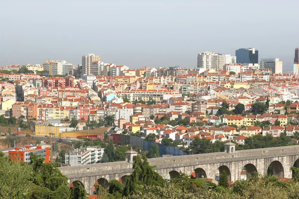 Stad landschap met meerdere gebouwen en een aquaduct — Stockfoto