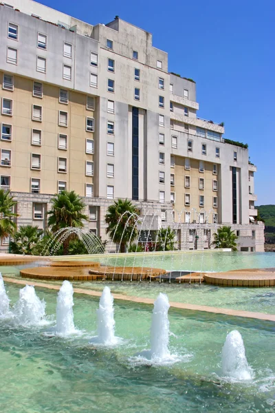 Luxury condominium med vatten fontäner — Stockfoto