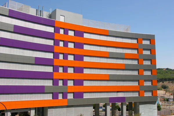 Κτίριο γραφείων μωβ και πορτοκαλί — Φωτογραφία Αρχείου
