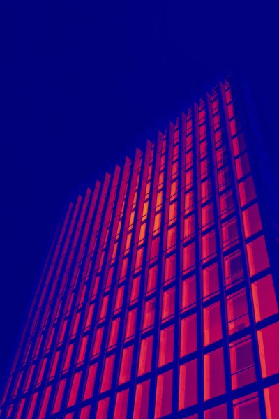 Großes Bürogebäude in Wärmebild-Simulation — Stockfoto