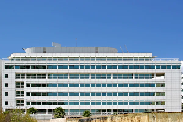 Edificio de oficinas vidrioso — Foto de Stock