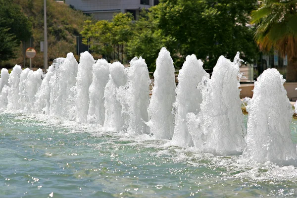 Водний фонтан і невеликий ставок — стокове фото