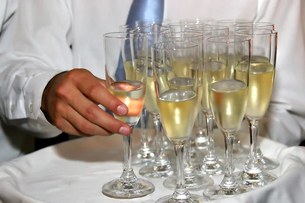 Pincér szolgáló pezsgő — Stock Fotó