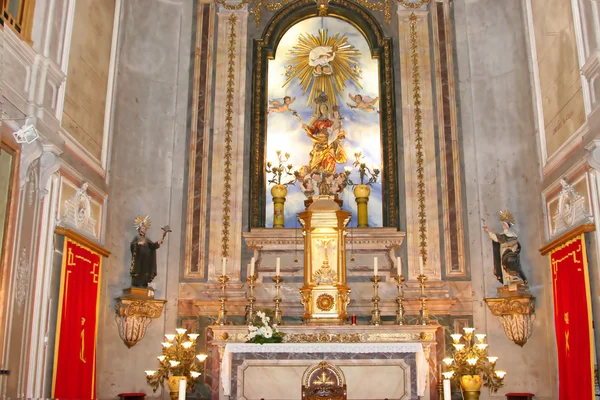Kerk altaar met heiligen beelden — Stockfoto