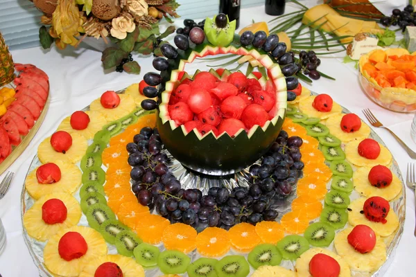 테이블에 과일 장식 — 스톡 사진