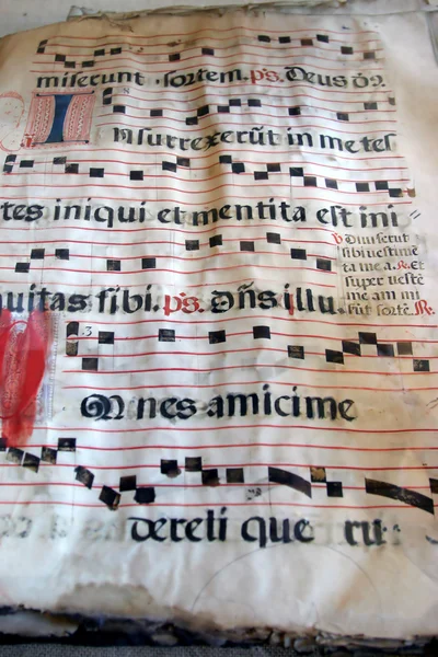 Стара середньовічна книга з текстом на ній — стокове фото
