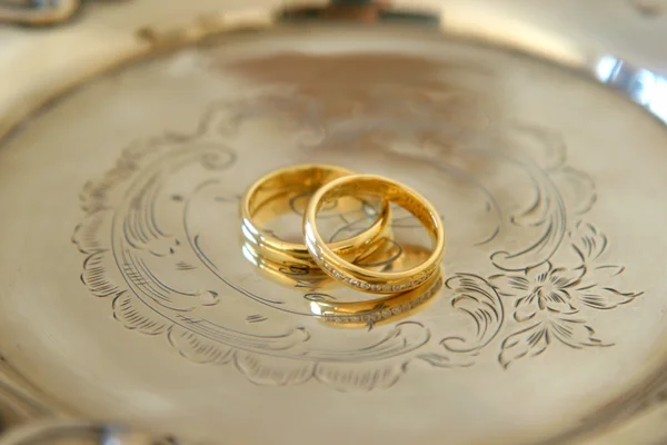 Обручальные кольца на серебряной тарелке — стоковое фото