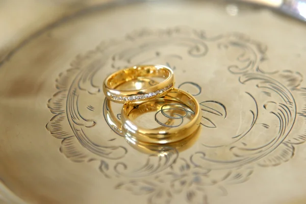 Anéis de casamento em uma chapa de prata — Fotografia de Stock
