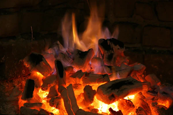 大火焰从壁炉 — 图库照片