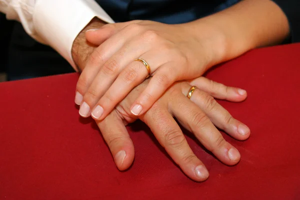 Die Hände des Brautpaares zeigen ihre Ringe — Stockfoto