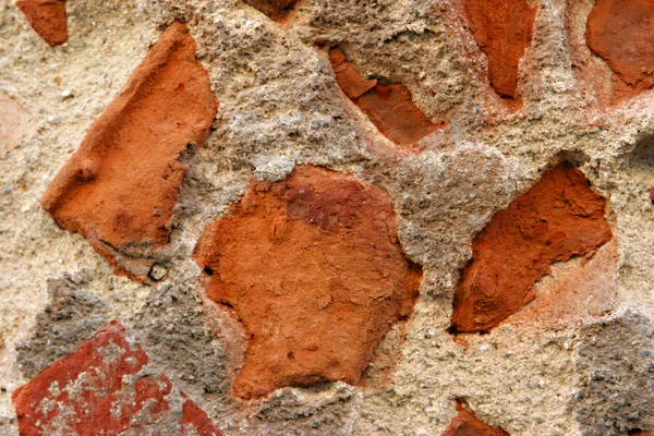 Verfallene Mauer aus Beton und Ziegeln — Stockfoto