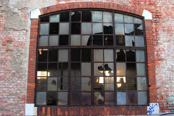 Détail d'une fenêtre dans un vieux bâtiment abandonné — Photo