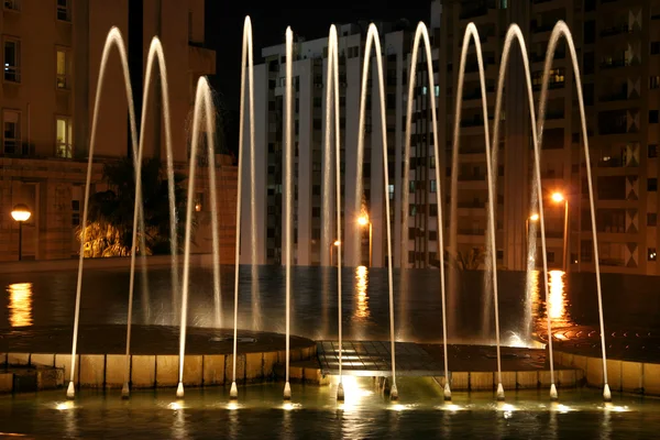 Прекрасный освещенный фонтан ночью Лицензионные Стоковые Изображения