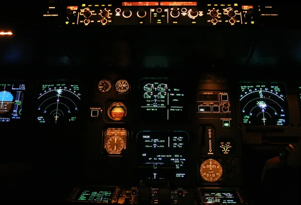 Kommersiella flygplan panel på natten Royaltyfria Stockfoton