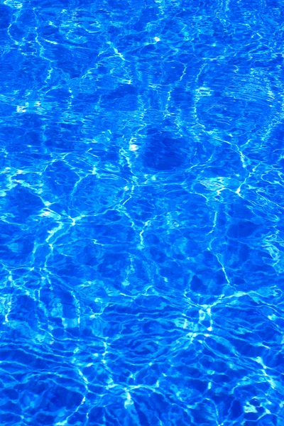 Mörk blå poolvatten Stockbild