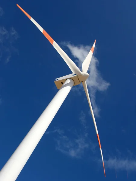 Fel a szél malom áramfejlesztő ellen, blue sky szempontjából Jogdíjmentes Stock Képek