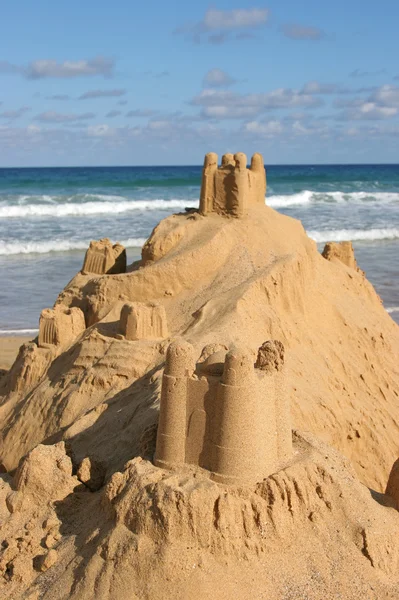 Sand slott vid havet Stockbild