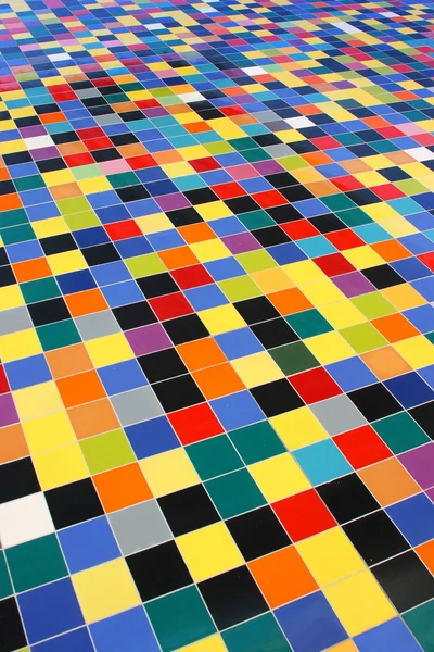 Diagonale perspectief van kleurrijke mozaïek tegels patroon op een muur Stockafbeelding