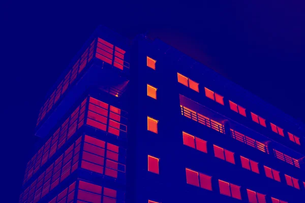 Glasartade kontorsbyggnad i thermal imaging simulering Stockfoto