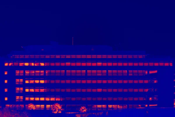 Glasartade kontorsbyggnad i thermal imaging simulering Stockfoto
