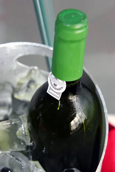 Bottiglia di vino sul refrigeratore del ghiaccio Immagini Stock Royalty Free