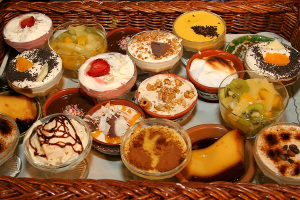 Massor av små desserter Royaltyfria Stockbilder