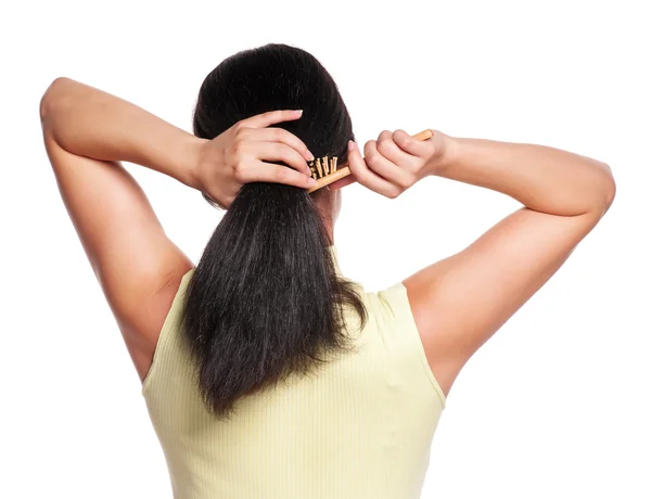 Vrouw verzamelt haar haren — Stockfoto
