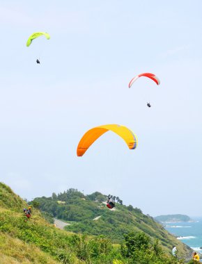 Phuket, Tayland - 26 Haziran: paraşütler tanımlanamayan bir grup