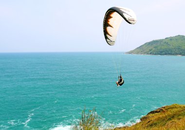 Phuket, Tayland - 26 Haziran: paraşütler tanımlanamayan bir grup