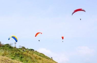 Phuket, Tayland - 26 Haziran: paraşütler tanımlanamayan bir grup