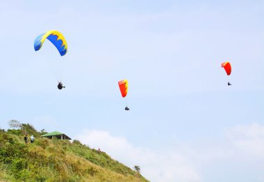 Phuket, Tayland - 26 Haziran: paraşütler tanımlanamayan bir grup