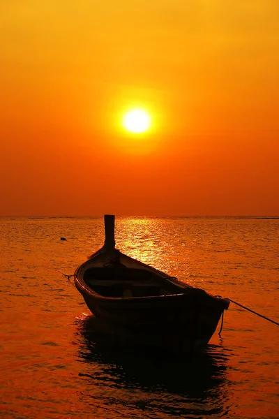 Boot in zonsondergang — Stockfoto