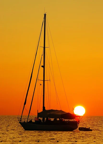Sail boat, sunset kata beach phuket — Stock Photo, Image